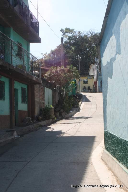 Calle en el centro urbano de La Palma, Chalatenango, El Salvador by Hugo González