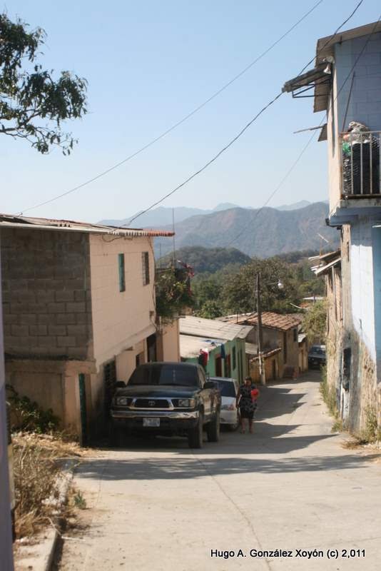 Calle en el centro urbano de La Palma, Chalatenango, El Salvador by Hugo González