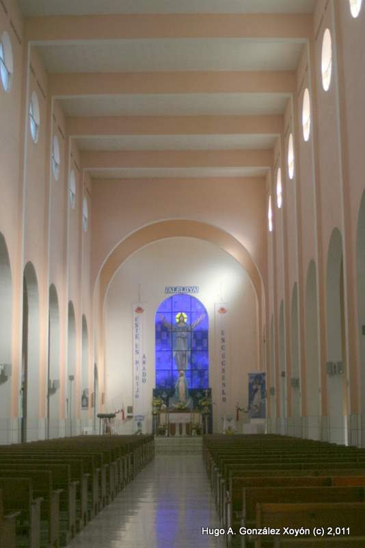 Interior del templo parroquai de Nueva Concepción, Chalatenango, El Salvador. by Hugo González