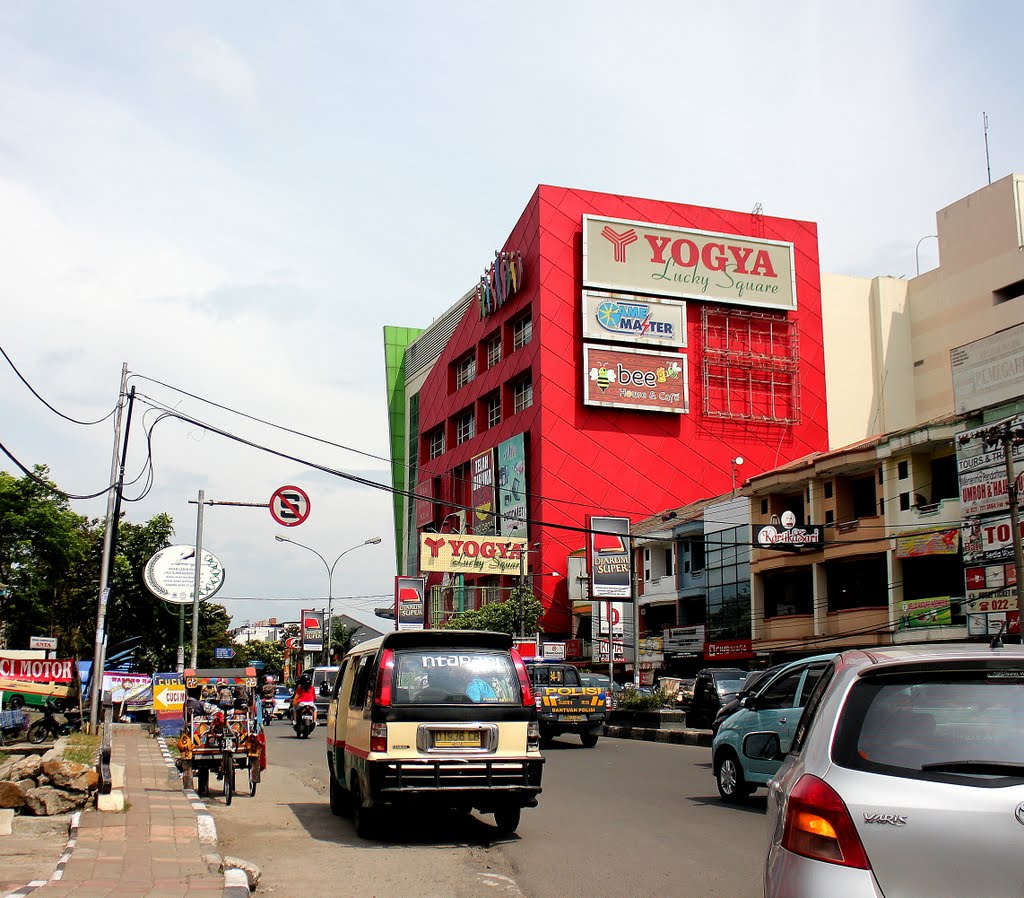 'bee' House and Cafe by Nanang Pudjo Bintoro