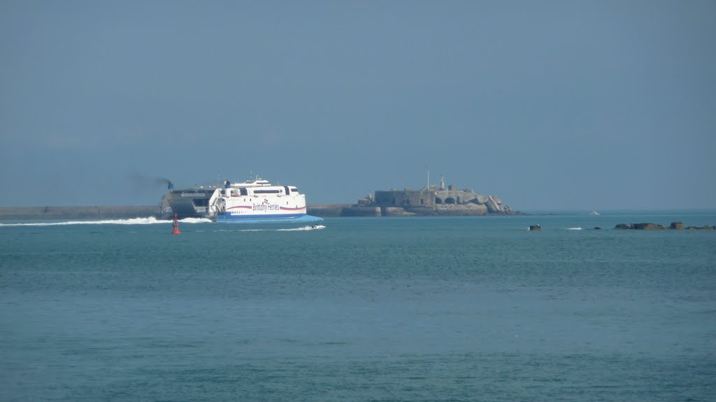 Cherbourg, ferry en partance pour l'Angleterre by Samfu II