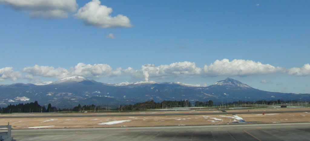 鹿児島空港から見た霧島連山(Mt Kirishima) by iwaseta