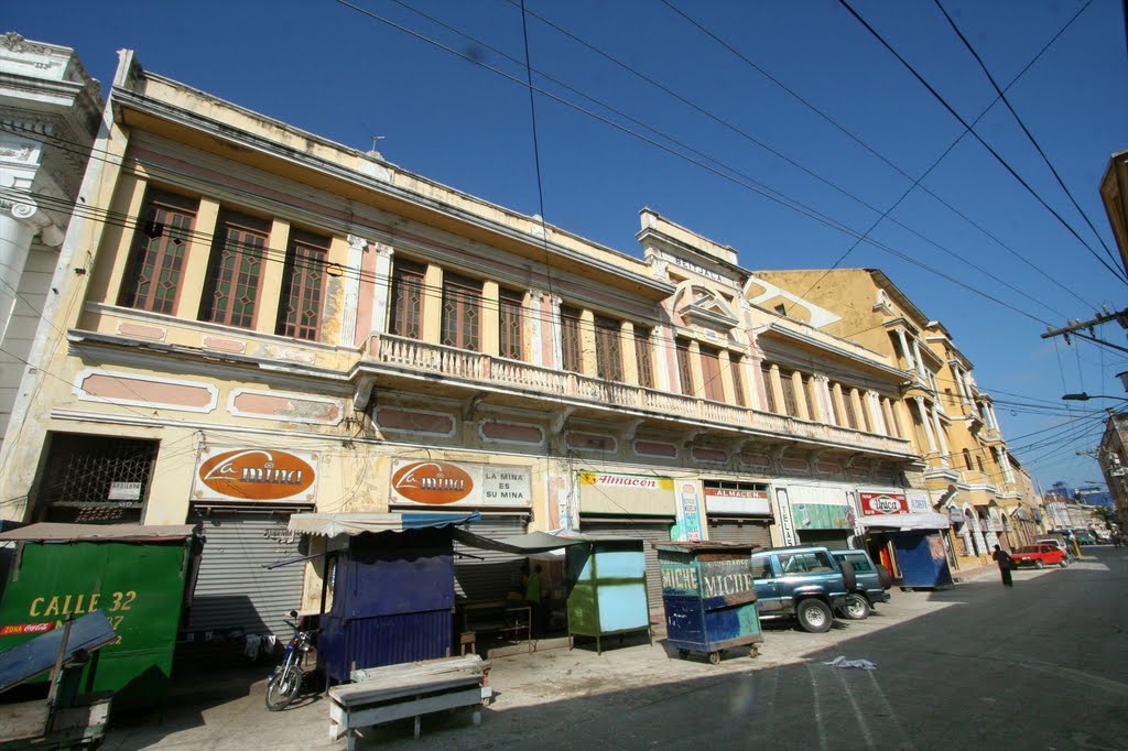 Centro Histórico - Calle del Comercio - Calle 32 hacia la Cra-. 44 by Edison Colina