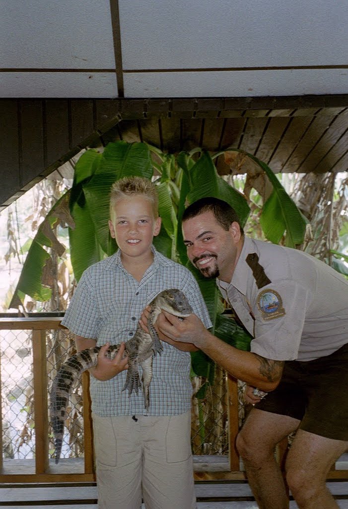 Met Snappy de kleine Alligator in Everglades Safari Park by Fred Schaefer