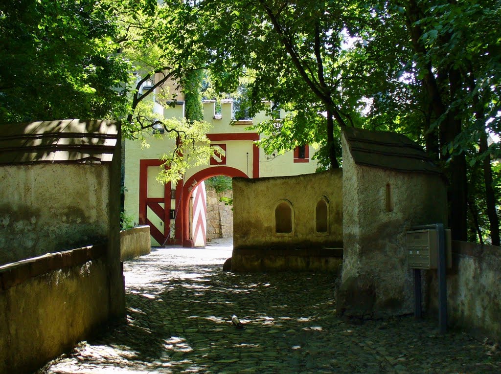 Lunzenau OT Rochsburg - Zugang zum Burgtor mit Zugbrücke des Schlosses Rochsburg by Thomas Eichler