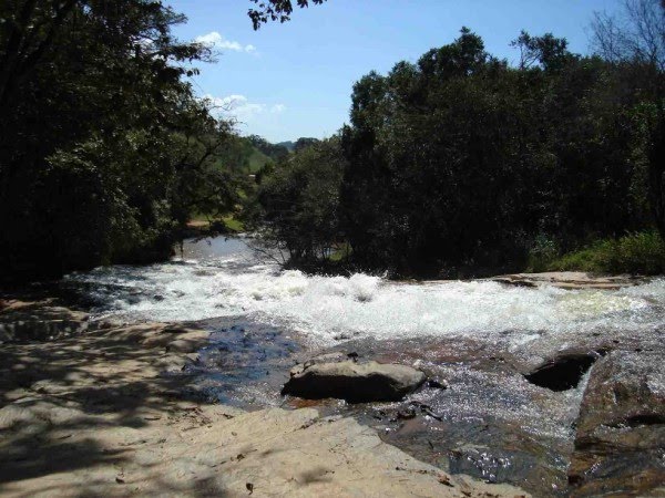 Cachoeira entre Crucilândia e Piracema by Emerson Silva