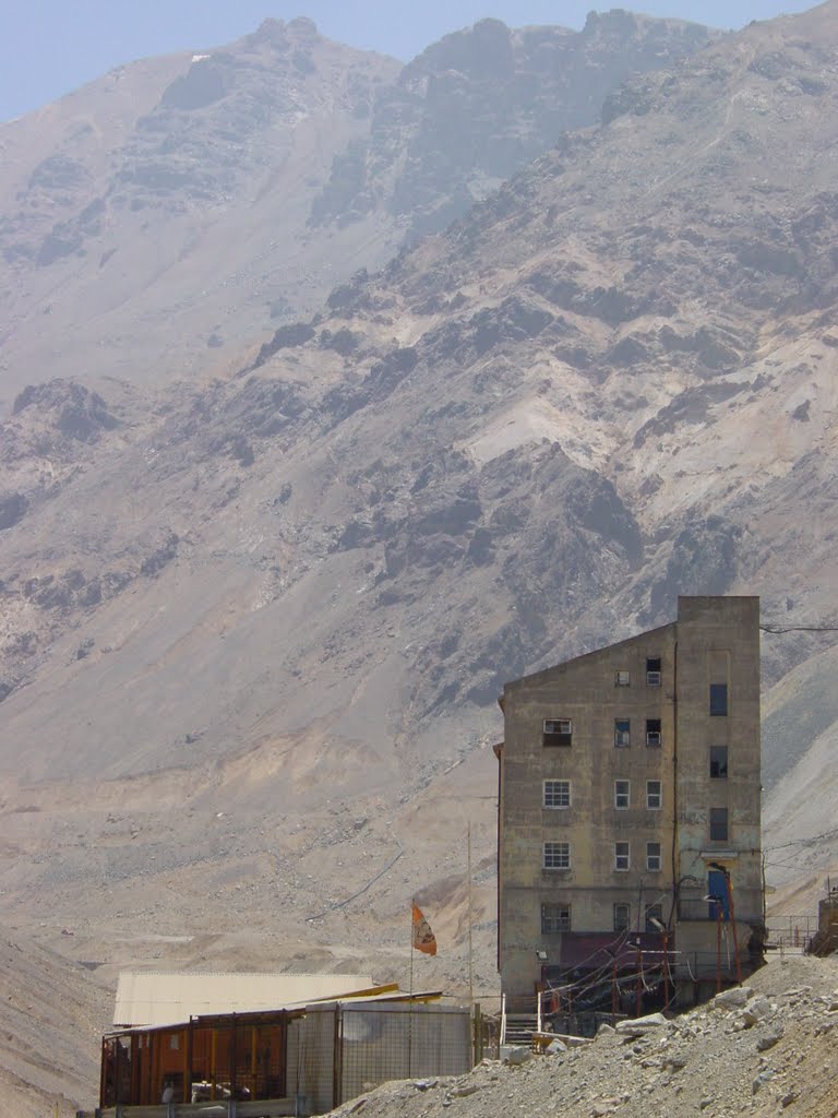 Edificio de Sewell y cumbre del Cerro Negro by Juan Pablo Tolosa