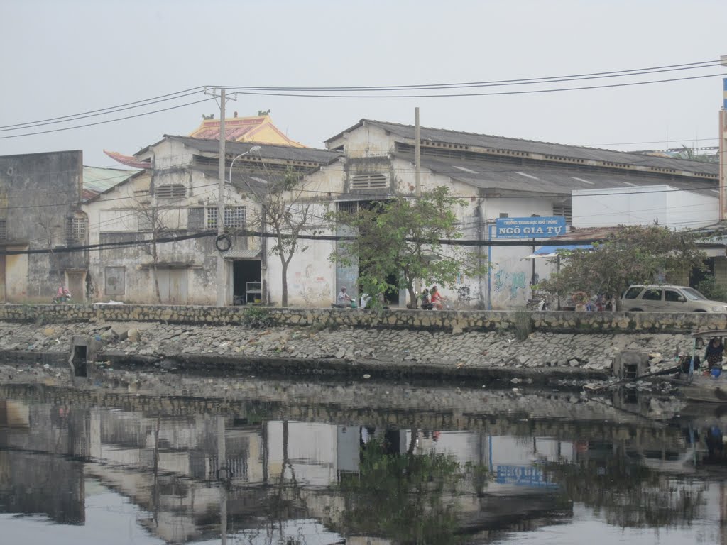 Nhà to bên rạch Tầu hũ (1) by Lưu Đình Tuân