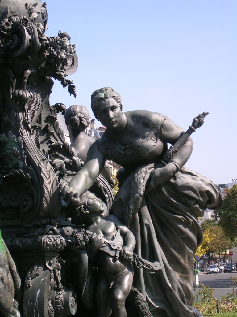 Sculpture Place de la Nation : Femme () by alnitam