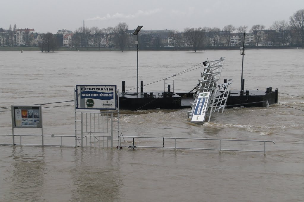 Hochwasser-Schaden an Schiffsbrücke 11.01.11 by AGW