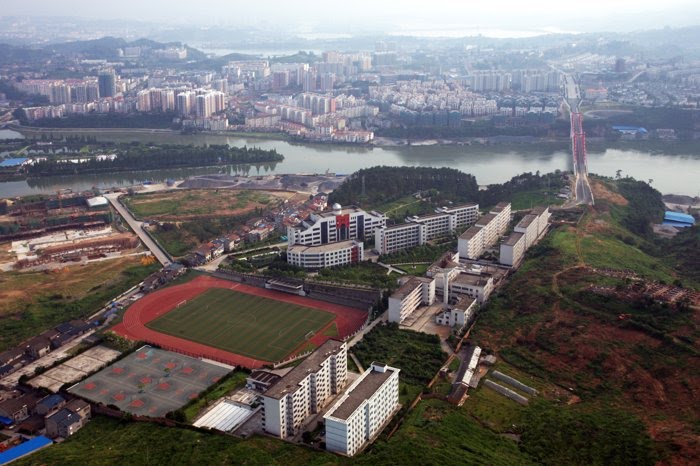 三峡高中航拍（照片来自三峡高中网站）a bird's eye view of Sanxia High School (Three Gorges High School) by 周松涛