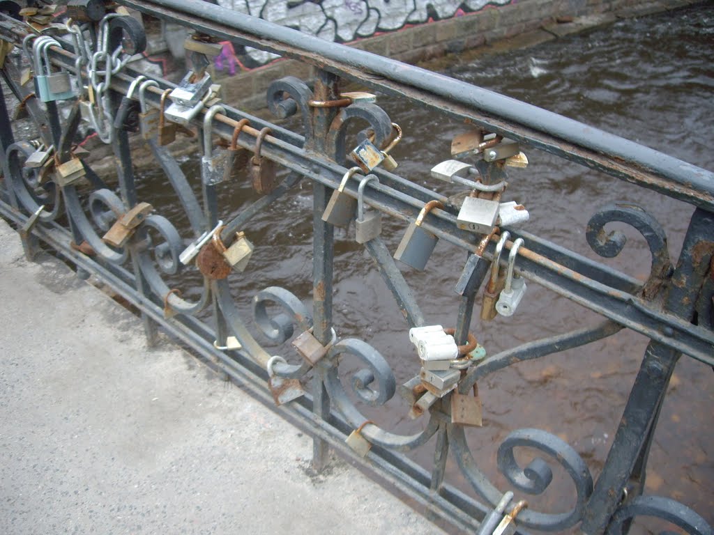 Forever Love, bridge to Užupio Respublika over river Vilnia, Vilnius, Lietuva by Jan-Eric Bohlin