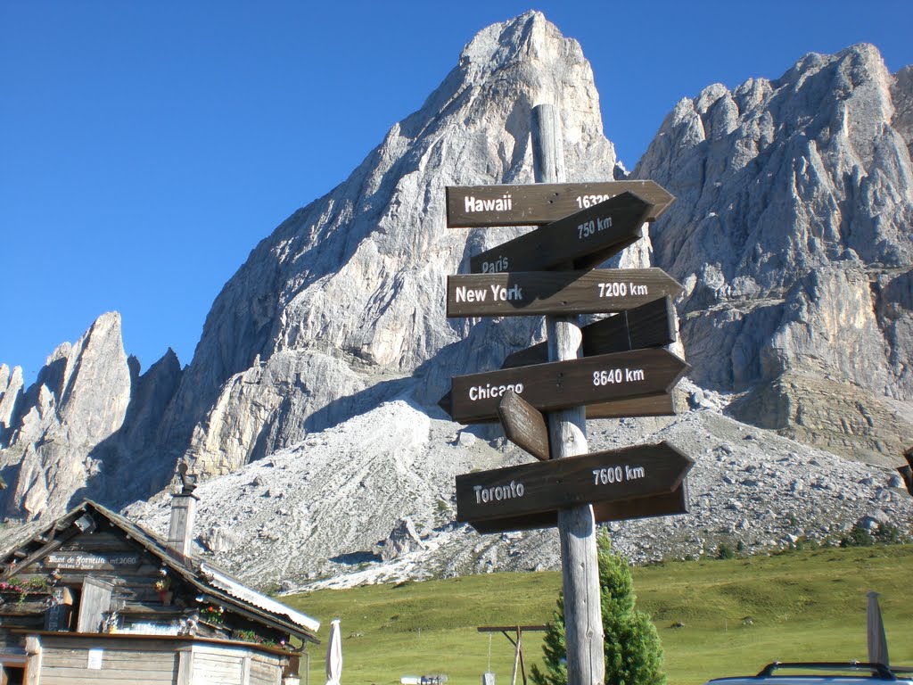 Wanderfreundliche Wegweisung am Peitlerkofel by didi_65