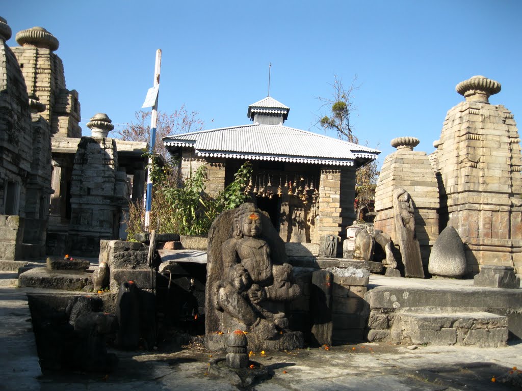 Nice stone idols at the premise of main temple by आशीष.मैठाणी