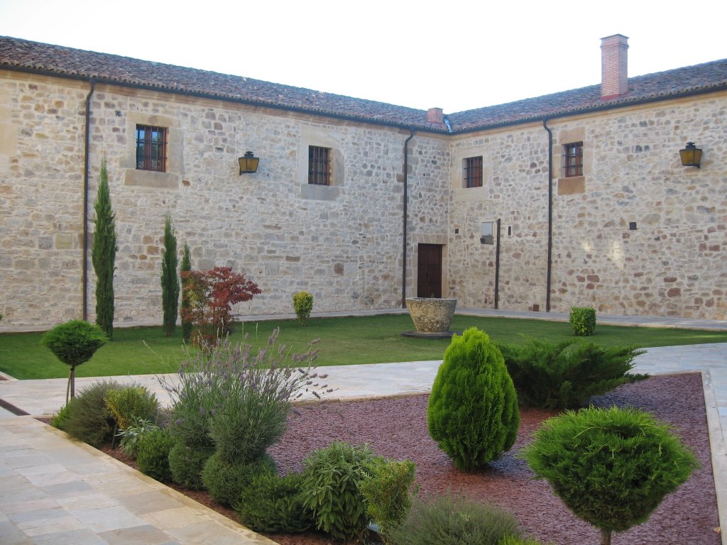 Patio de las Claras. by Ángela Torices Sierr…