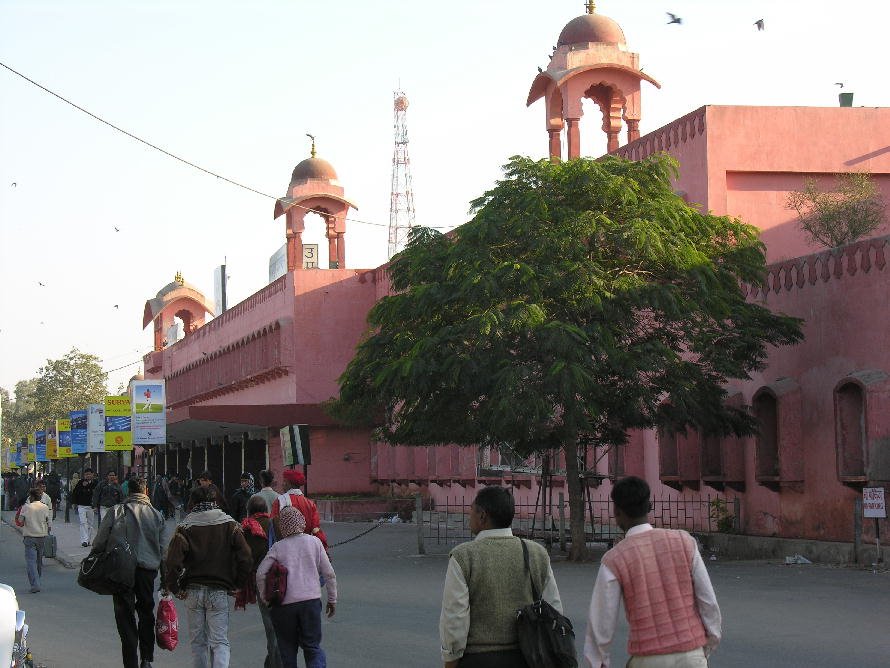 Gare ferroviere de jaipur by pierreveluzat