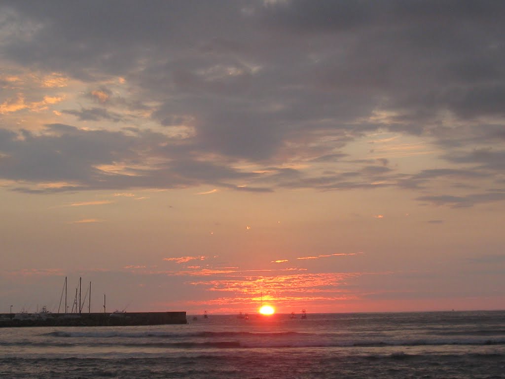 Quepos sunset taken beside estuary. by jpviewer