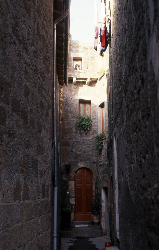 Pitigliano (GR) - I Vicoli Gennaio 1992 by Maurizio Tesan