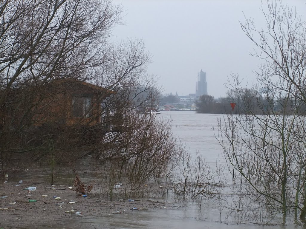 Rijn (Hoog water), Ter hoogte van het NH Rijnhotel. by Marcel Klijnhout