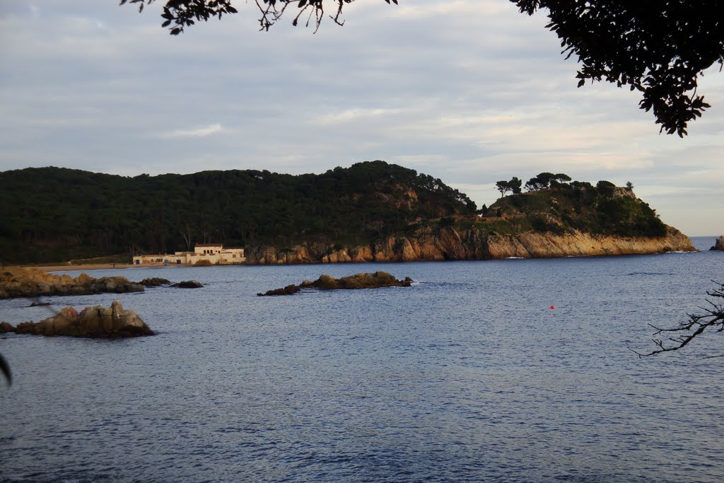 Cala s'Alguer i, al fons, platja de Castell. Palamós by Met de Ribes