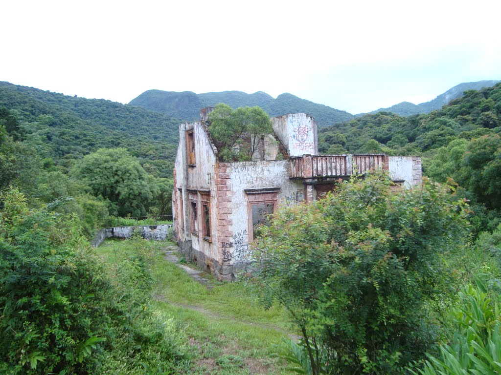 Abandoned worker's house by Luciano R Oliveira