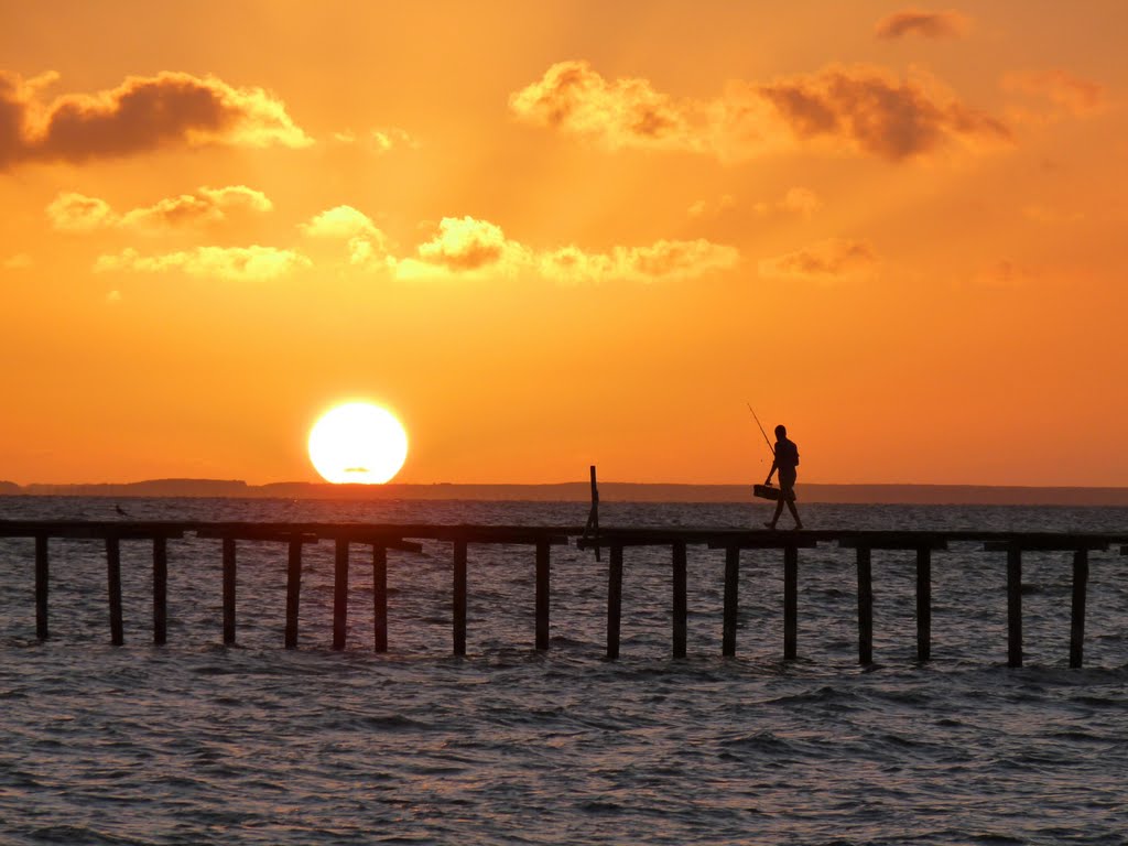 Pescador ao nascer do sol by léo schild