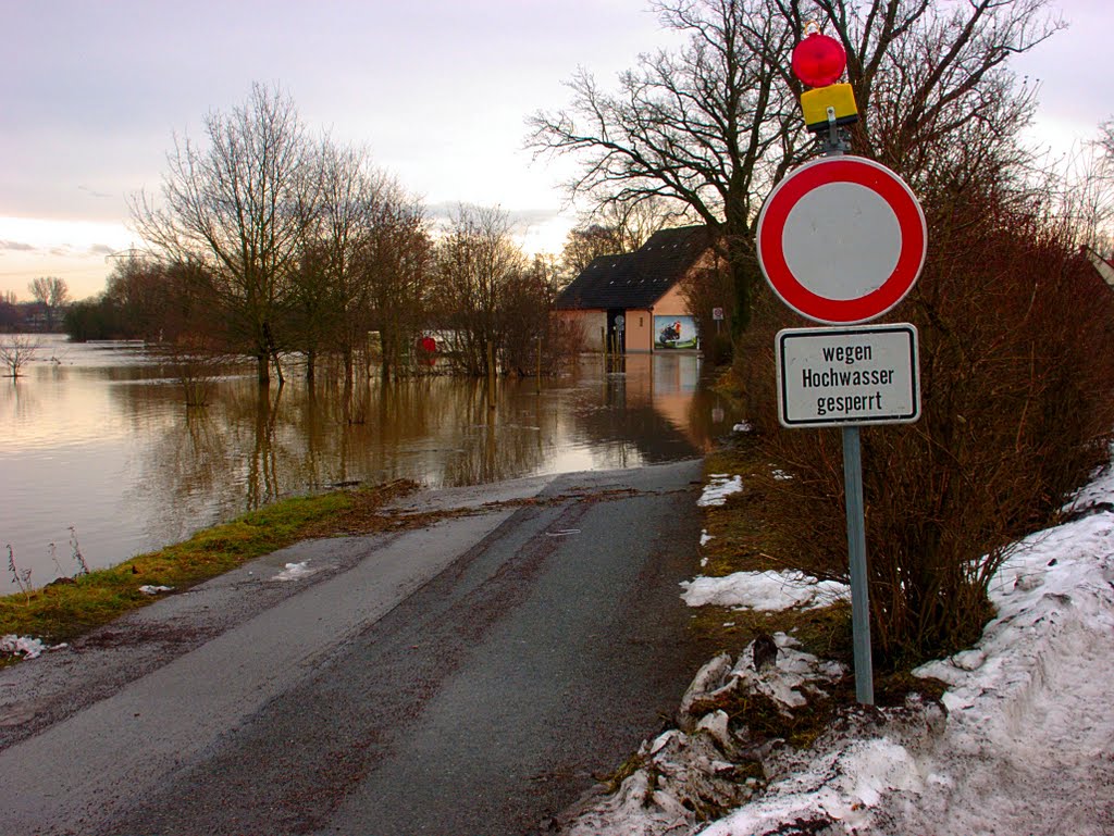 Wegen Hochwasser gesperrt by Gaißenpeter