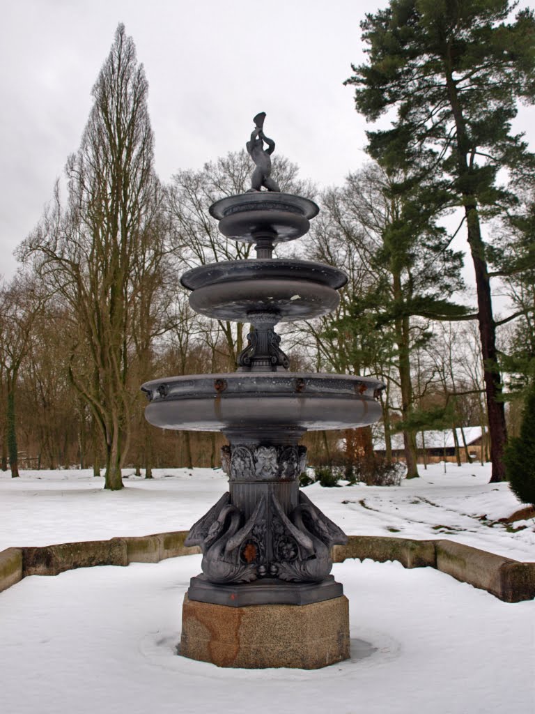 Schloß Mostau - Brunnen im Park im Schneetau by Reinhard Klenke