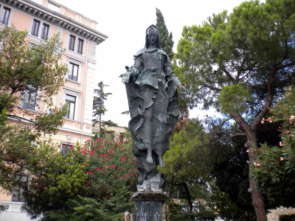 Venetia - Statuia Fecioarei Maria by Catalin Necula