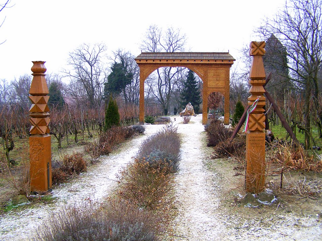 Park kopjafával és Székelykapuval by Károly Kovács