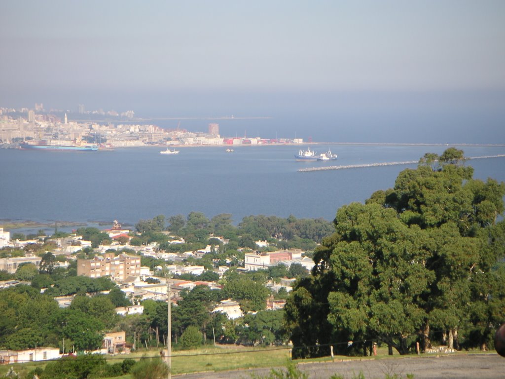 Bahía y puerto de Montevideo desde Fortaleza del Cerro by Agustín Andrés Tejei…