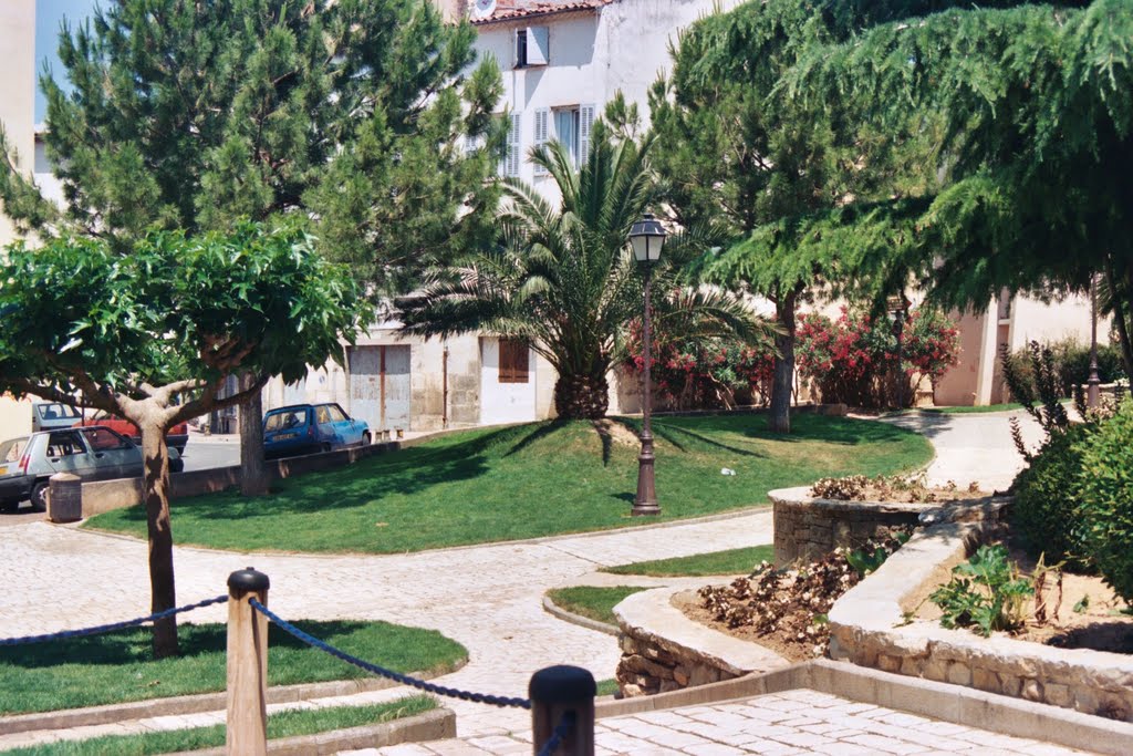 France : Draguignan : parc near de tour d'horloge "monte d'horloge" by tinawaldo