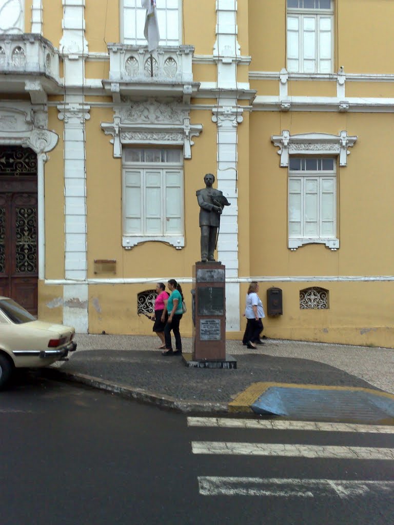 Estátua do Major Eustáquio, fundador da cidade. by Jose Illydio Mendonç…