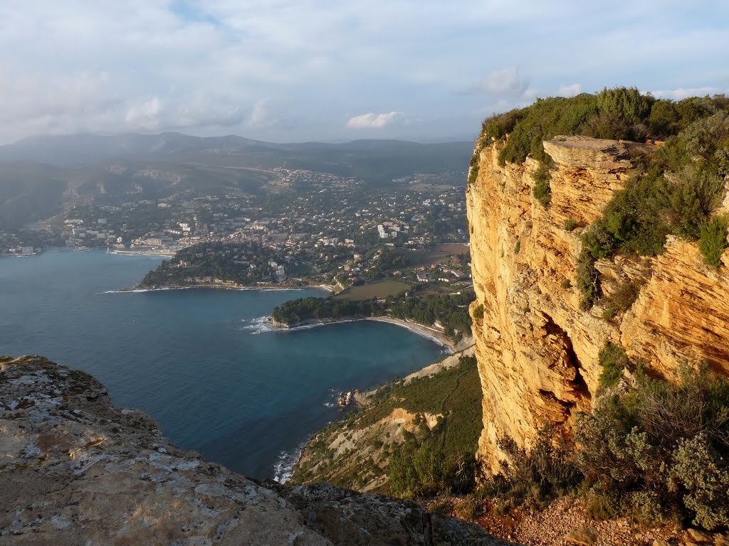 Baie de Cassis depuis les falaises Soubeyrannes by Jackie Gomez-Blasco