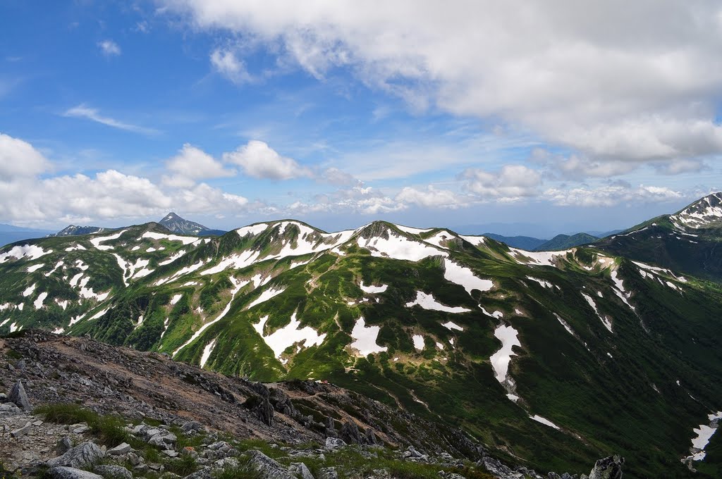 鷲羽岳山頂より三俣蓮華岳・双六岳、遠くは笠ヶ岳 by Mr_singi