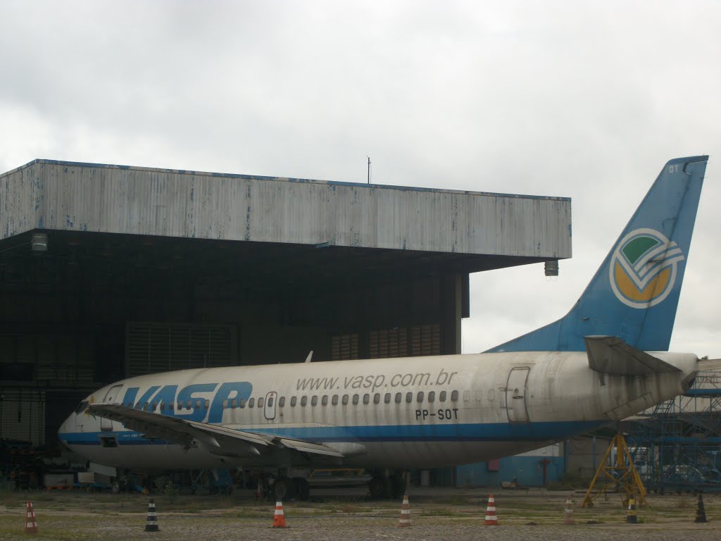 Boeing 737-300 Abandonado by Lindinha Rodrigues