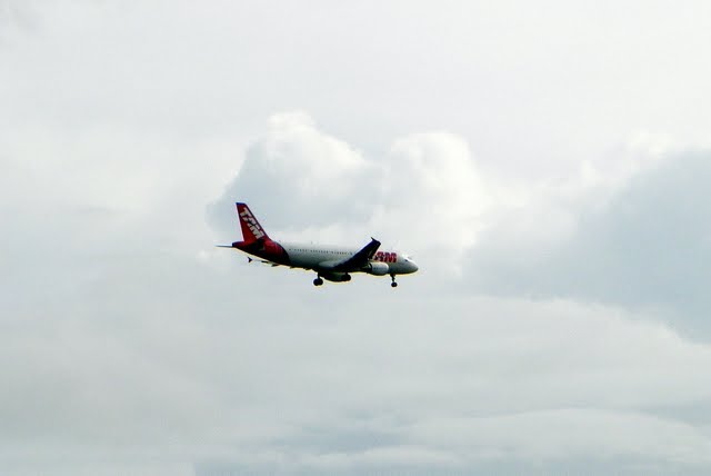 Avião passando sobre a Lagoa de Parangaba, CE by Nildo Brands