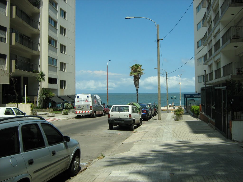 Uruguay -Montevideo, calle hacia la rambla. by Maria Cledia Brito B…