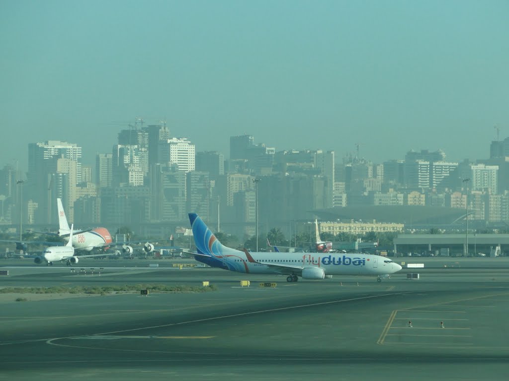 Flydubai 737-800 + TNT 747-400 at Dubai Intl by Ben123