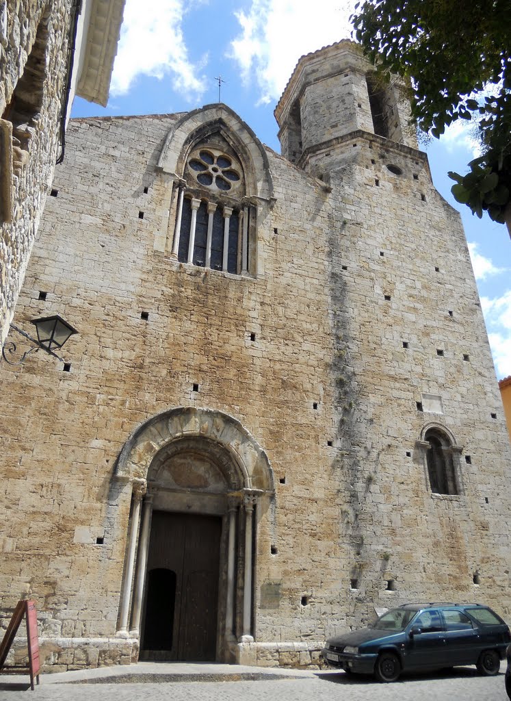 Besalú: església de Sant Vicenç by Pedro Salcedo i Vaz