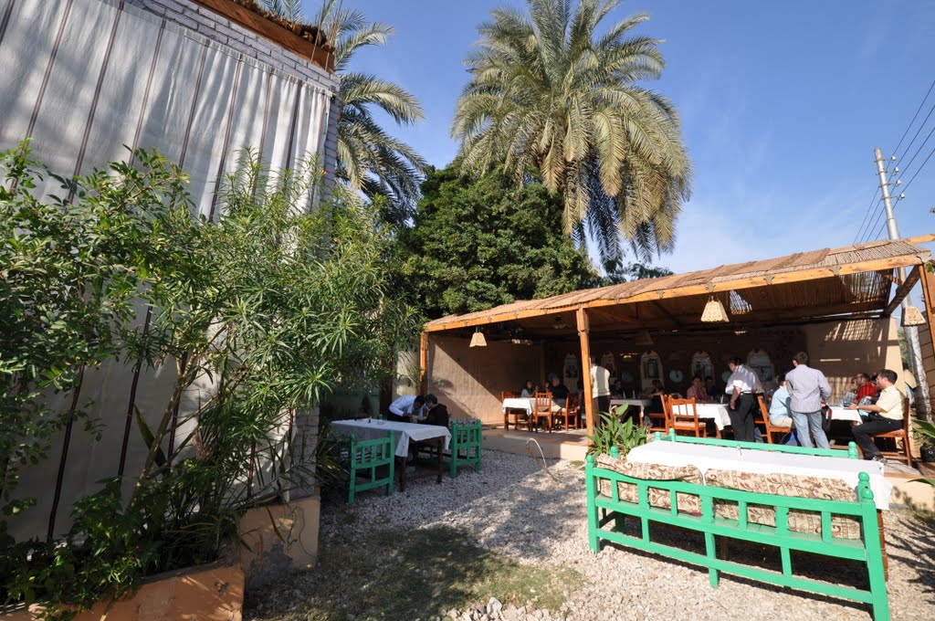 Small restaurant in Luxor, 3 Jan 2011 by anagh