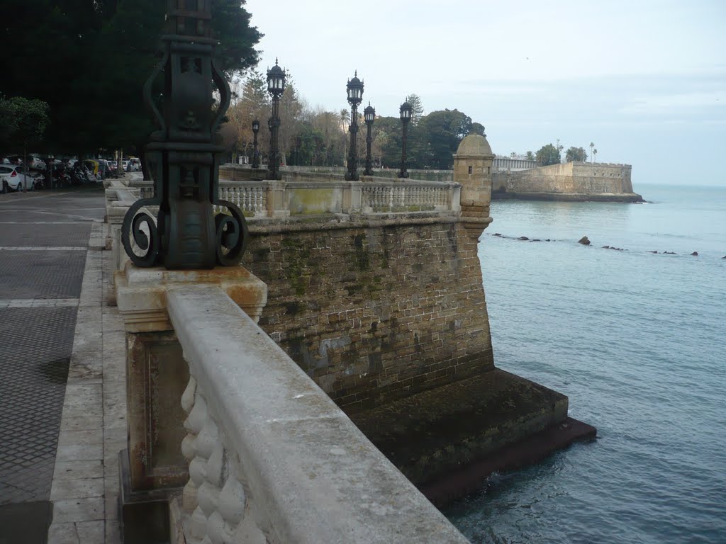 Paseo y alrededores de la muralla by Ricardo Fernández