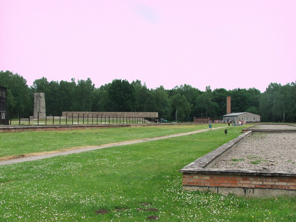 fundamenten van barakken met op de achtergrond het monument de gaskamer en het crematorium kamp Stutthof by L.van Steeg