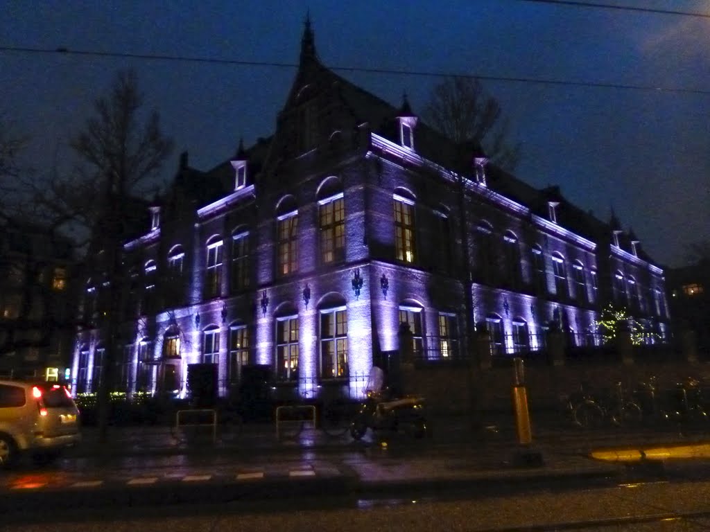 College Hotel. A place where students in the hospitality industry can get a whiff of the real thing. It's a nice building (a former school), I stayed here and liked it, but the prices do not take into account that half the staff consists of students. The b by AmsterdambyPictures