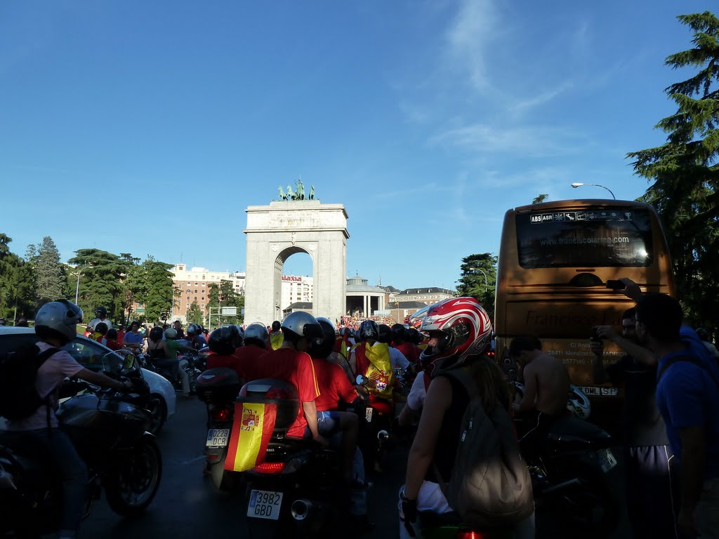 Motorada detras del bus de la seleccion española 2010 by asumay