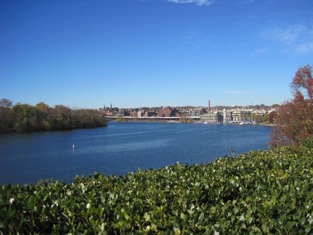 Looking up the Potomac River from Kennedy Center by Wewah