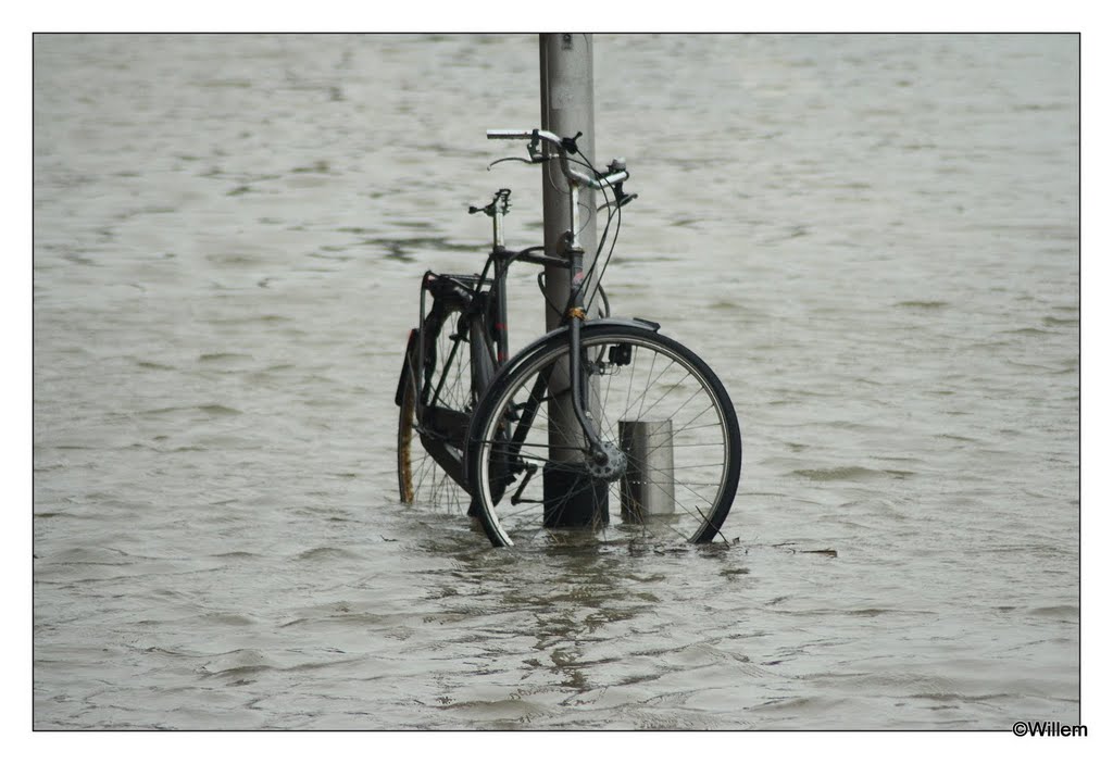 Hoogwater Waalkade Nijmegen by cuyfje