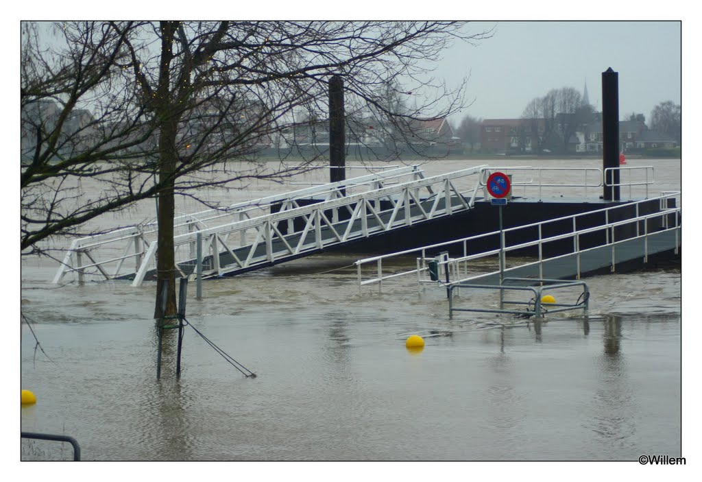 Hoogwater Waalkade Nijmegen by cuyfje