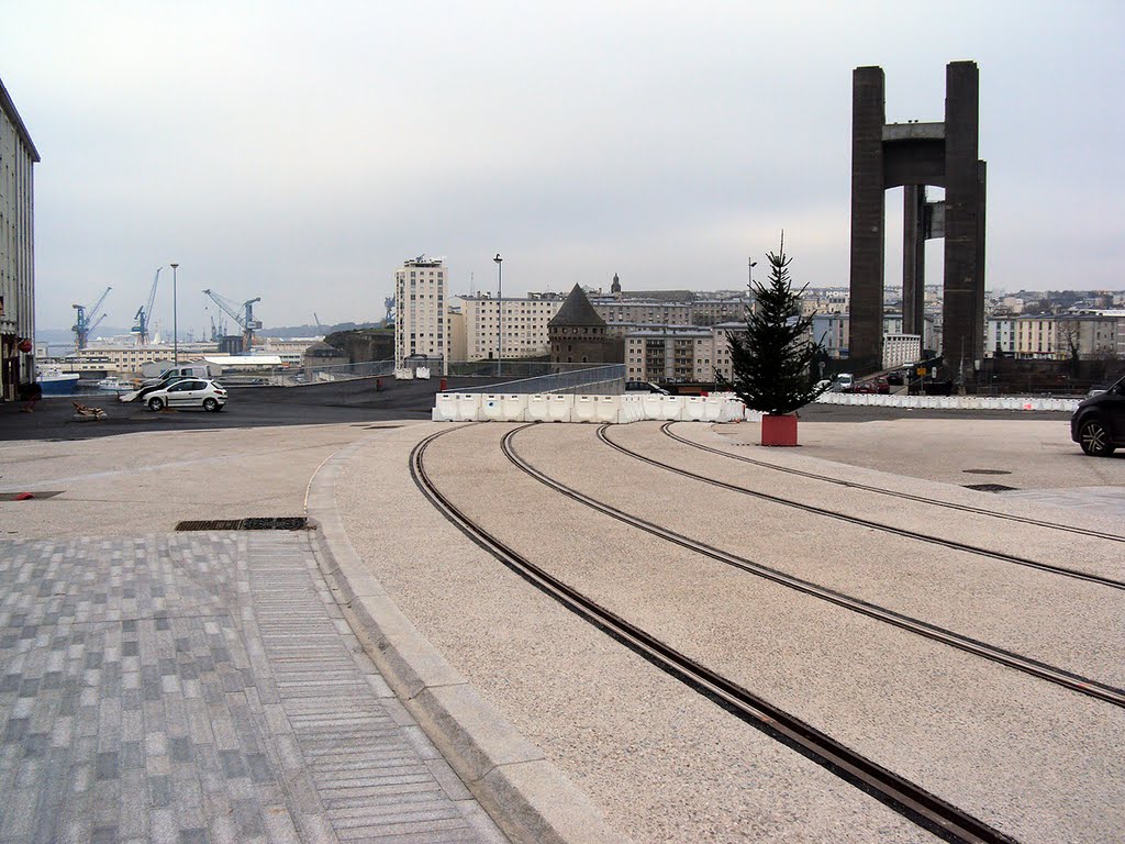 Vue du pont de Recouvrance depuis le bas de la rue de Siam à Brest - Les rails du futur tramway viennent d'être posées - Janvier 2011 by Erwan Corre