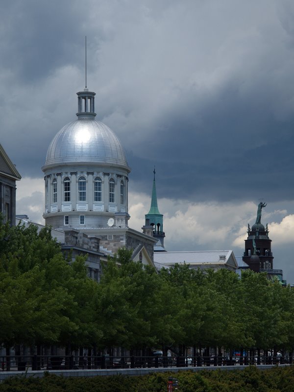 Le marché Bonsecours et Notre-Dame-de-Bon-Secours. Cúpula del mercado de Bonsecours y Nuestra Señora del Buen Socorro. by Verdeimagenta